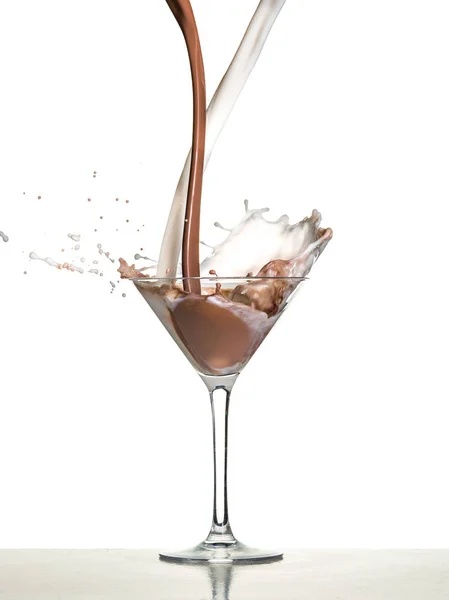 Macro schieten met warme chocolade vallen in glas op wit in de studio — Stockfoto