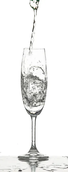 Gli spruzzi d'acqua a vetro su sfondo bianco — Foto Stock