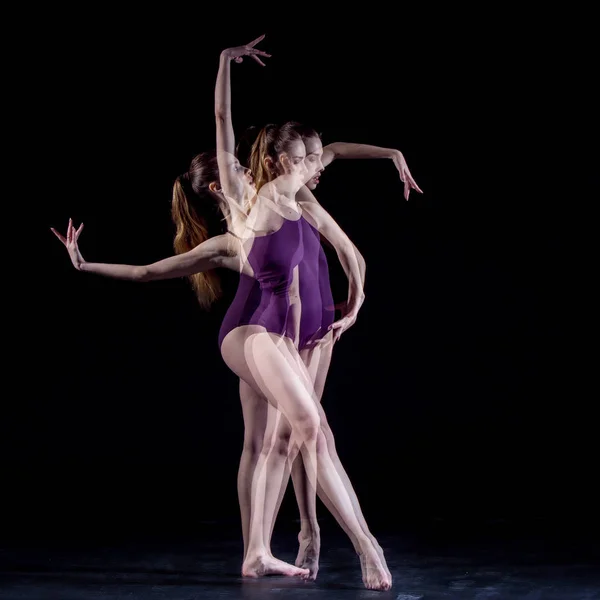 A dança sensual e emocional da bela bailarina — Fotografia de Stock