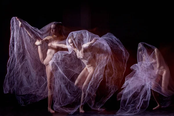 A dança sensual e emocional da bela bailarina — Fotografia de Stock