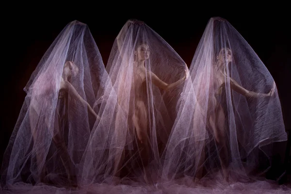 A dança sensual e emocional da bela bailarina — Fotografia de Stock