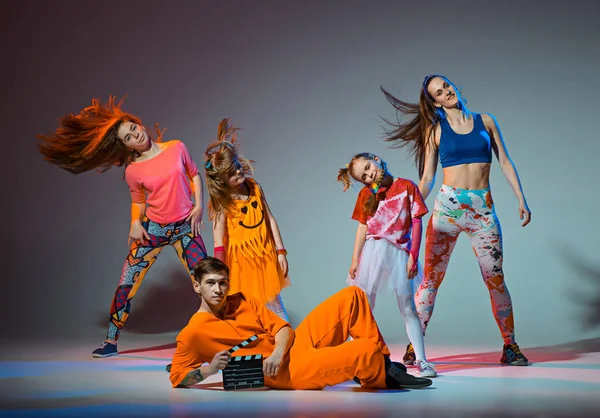 Група чоловіків, жінок і підлітків танцюють хореографію хіп-хопу — стокове фото