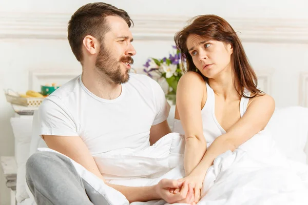 Junge erwachsene heterosexuelle Paar liegt auf Bett im Schlafzimmer — Stockfoto