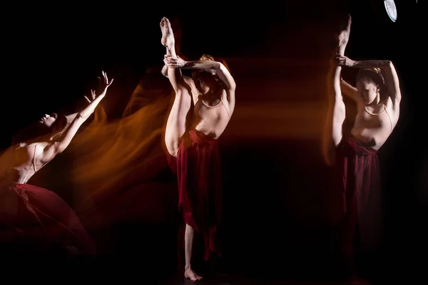 Чувственный и эмоциональный танец прекрасной балерины — стоковое фото