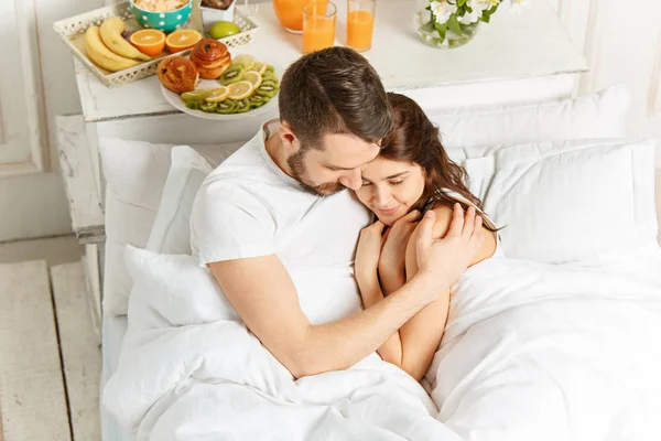 Avslappnad par i sängen i sovrummet hemma — Stockfoto