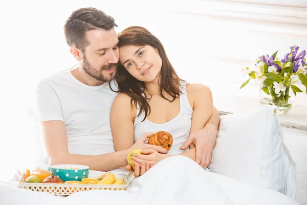 Pareja relajada en la cama en el dormitorio en casa —  Fotos de Stock