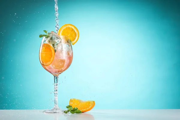 De roos exotische cocktail en fruit op blauw — Stockfoto