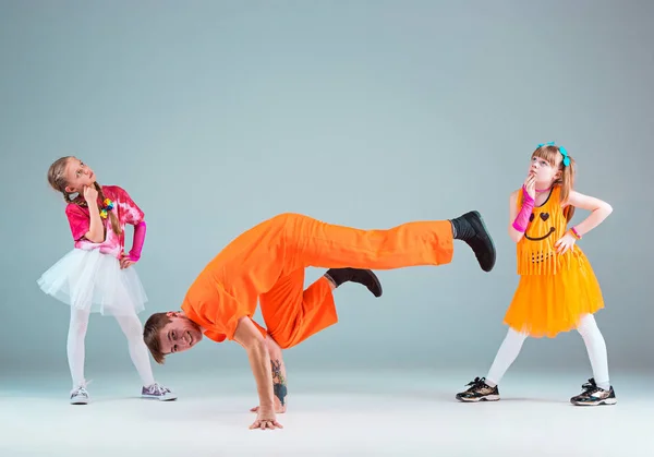 Grupo de homens, mulheres e adolescentes dançando coreografia hip hop — Fotografia de Stock