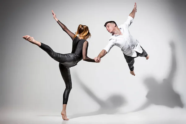 Dva lidé tančí — Stock fotografie