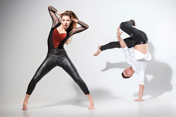 Twee mensen dansen — Stockfoto