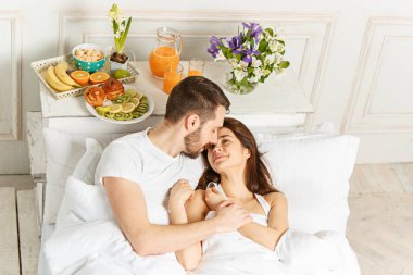 Genç Yetişkin heteroseksüel Çift Kişilik yatakta yatan