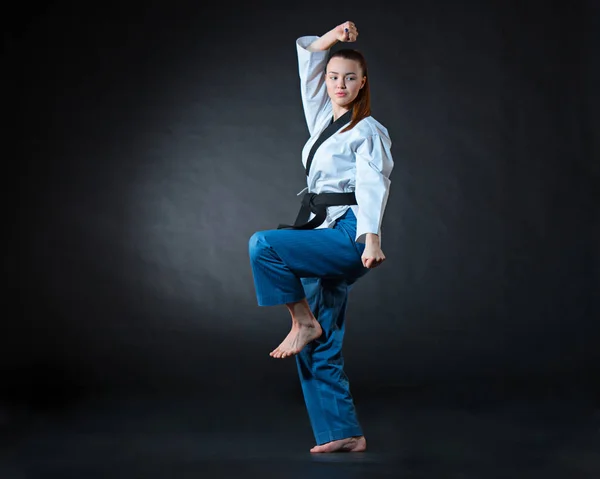 A fekete övet karate lány — Stock Fotó