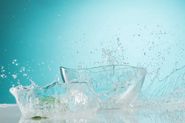 The water splashing to glass bowl on white background — Stock Photo, Image