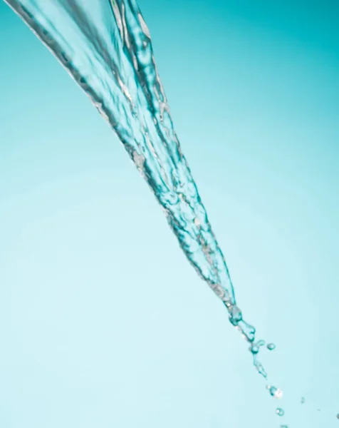 Les éclaboussures d'eau dans un bol en verre sur fond blanc — Photo