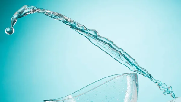 Les éclaboussures d'eau dans un bol en verre sur fond blanc — Photo