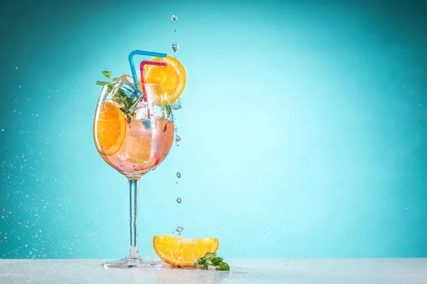 Il cocktail esotico rosa e la frutta su azzurro — Foto Stock