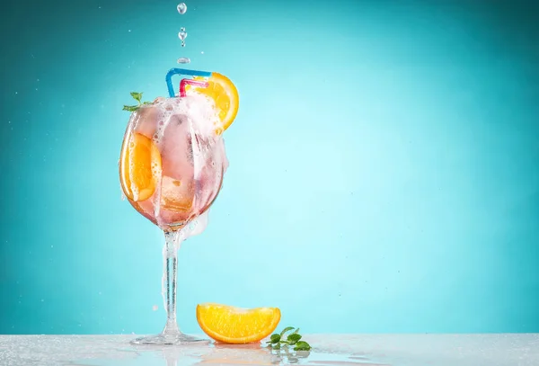 Il cocktail esotico rosa e la frutta su azzurro — Foto Stock