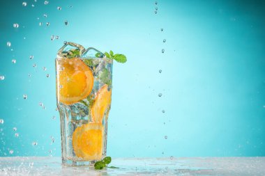 Gül egzotik kokteyl ve meyve mavi