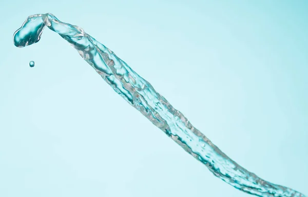 Água, respingo de água isolado no fundo azul — Fotografia de Stock