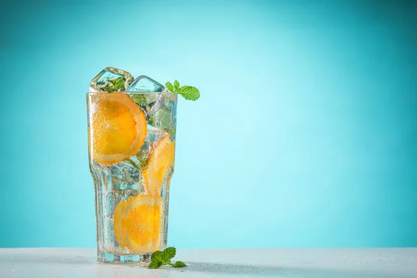 De roos exotische cocktail en fruit op blauw — Stockfoto