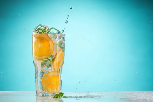 Der rosafarbene exotische Cocktail und die Früchte auf blau — Stockfoto