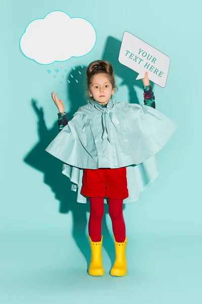 Μικρό κορίτσι που παρουσιάζουν το στυλ της μόδας φορώντας ρούχα. — Φωτογραφία Αρχείου