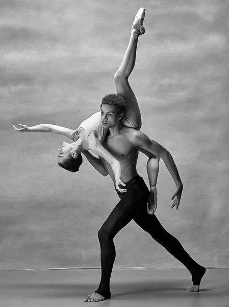 Casal de bailarinos posando sobre fundo cinza — Fotografia de Stock