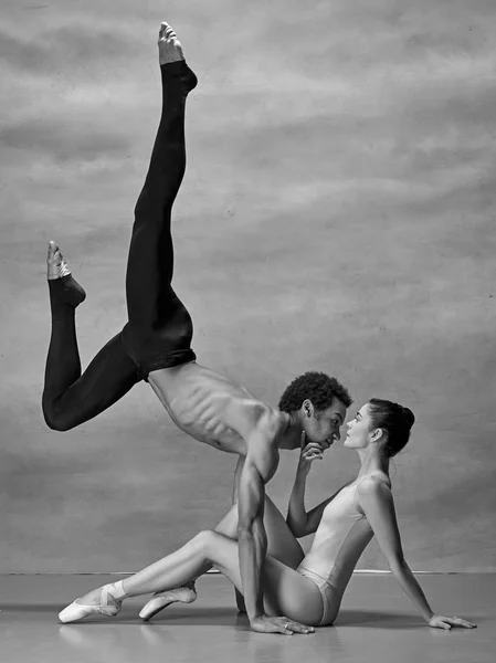 Ein paar Balletttänzer posieren vor grauem Hintergrund — Stockfoto