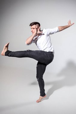 Gri üzerine dans genç adam