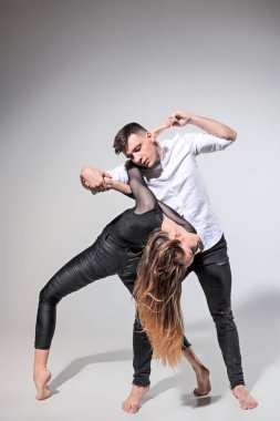 İki kişi çağdaş stile dans