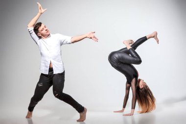 İki kişi çağdaş stile dans