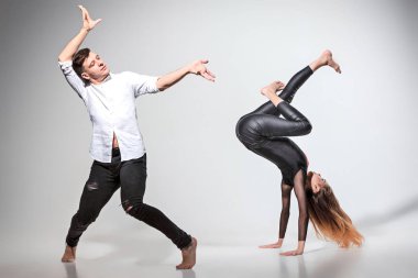 İki kişi çağdaş stile dans