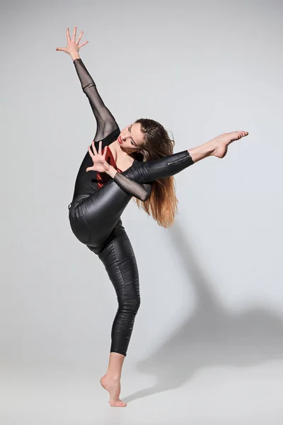 Kobieta tańczy na szaro — Zdjęcie stockowe