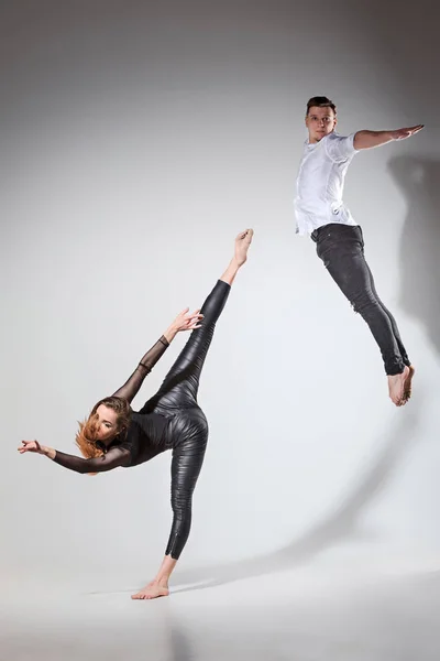Два человека танцуют в современном стиле — стоковое фото