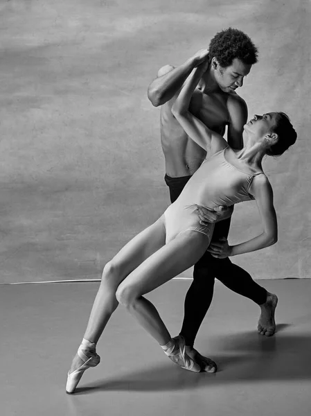 Pareja de bailarines de ballet posando sobre fondo gris — Foto de Stock