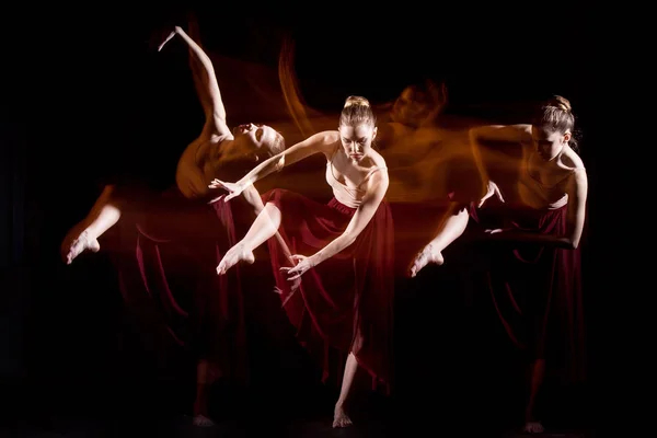 La danza sensual y emocional de la hermosa bailarina —  Fotos de Stock