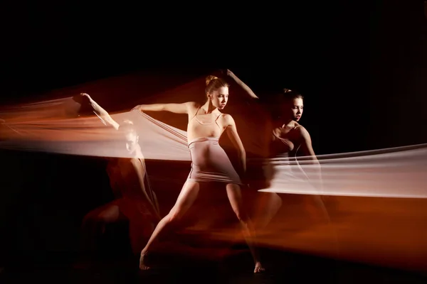 La danse sensuelle et émotionnelle de la belle ballerine — Photo