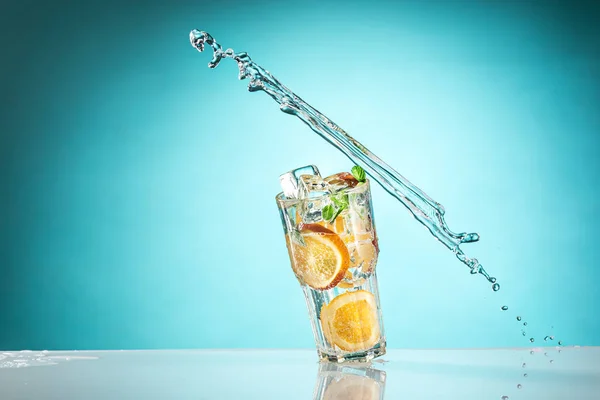 De roos exotische cocktail en fruit op blauw — Stockfoto