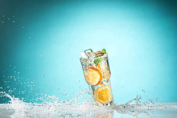 Il cocktail esotico rosa e la frutta su azzurro — Foto Stock