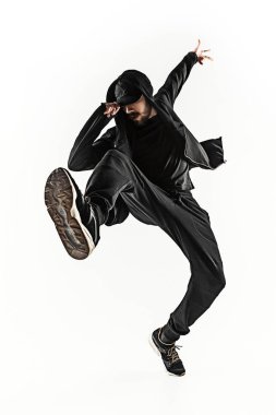 Beyaz arka plan üzerinde bir hip hop erkek break dansçı silüeti