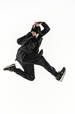 Beyaz arka plan üzerinde bir hip hop erkek break dansçı silüeti