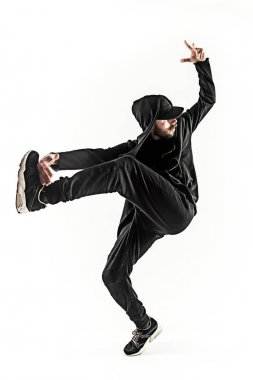 Beyaz arka plan üzerinde bir hip hop erkek break dansçı silüeti