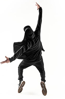 Beyaz arka plan üzerinde bir hip hop erkek break dansçı silüeti