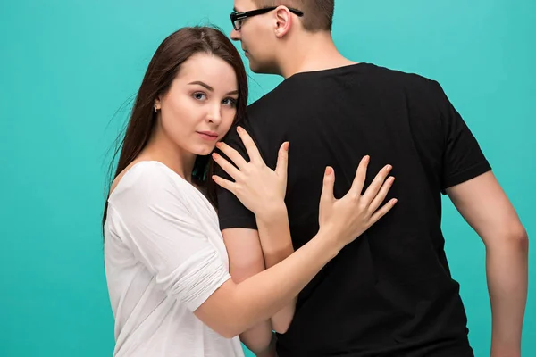 Portrait de couple, proche l'un de l'autre. modèles caucasiens dans l'amour, relation, rencontres, amoureux, concept romantique — Photo