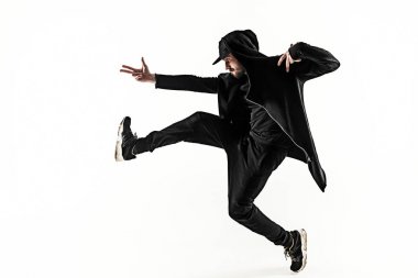 Beyaz arka plan üzerinde bir hip hop erkek break dansçı silüeti