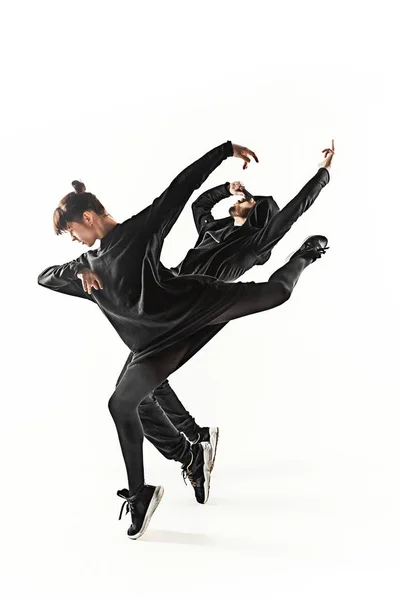 As silhuetas de dois dançarinos de hip hop masculinos e femininos dançando em fundo branco — Fotografia de Stock