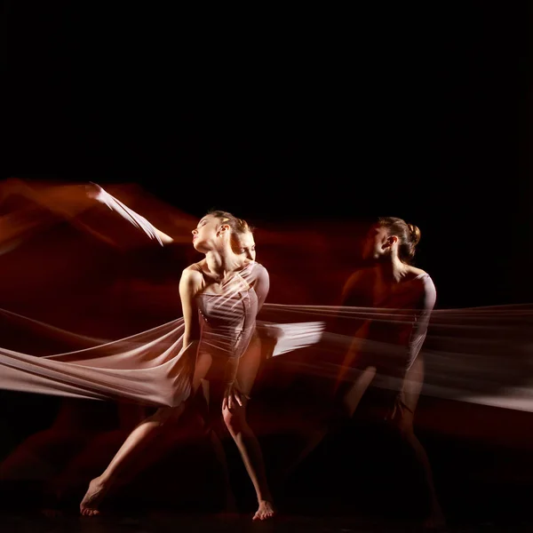 Smyslové a emocionální tanec krásné baleríny — Stock fotografie