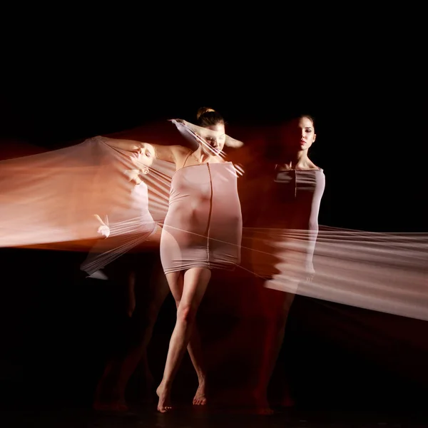 La danza sensual y emocional de la hermosa bailarina —  Fotos de Stock