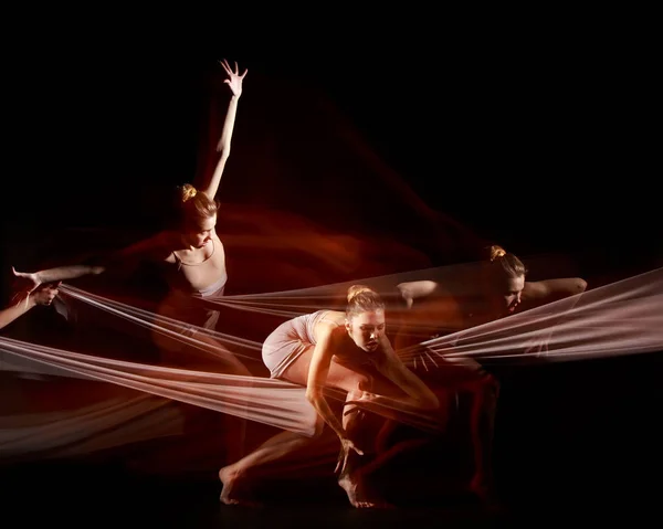 A dança sensual e emocional da bela bailarina — Fotografia de Stock