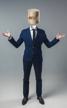 İşadamı Game Cube kutusu yerine kafa ile